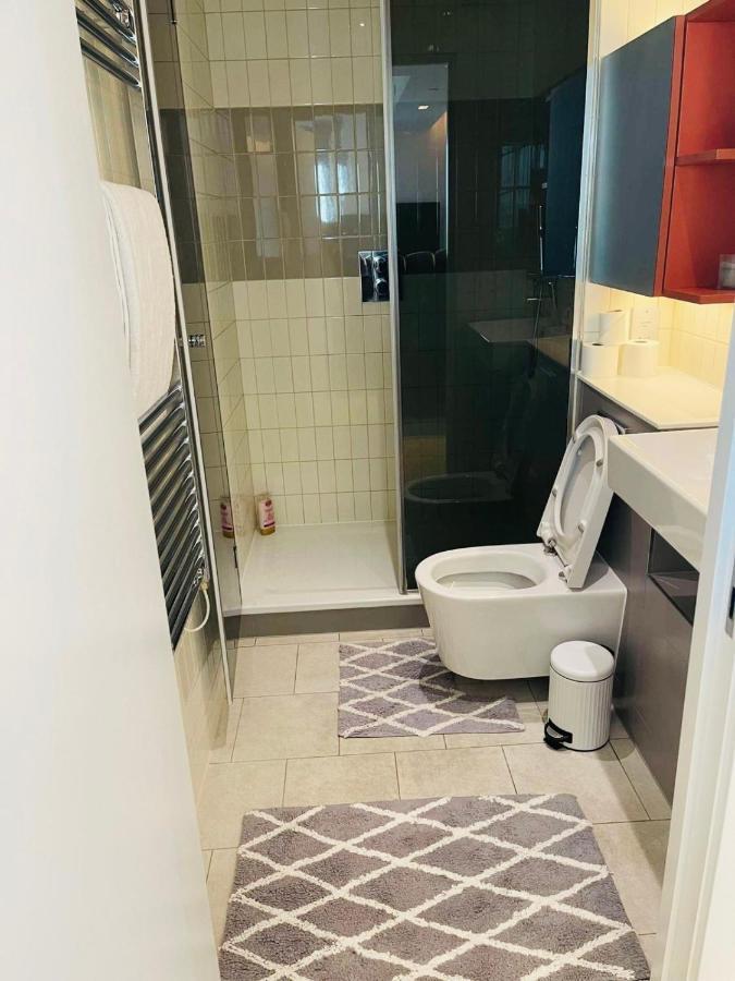 Apartment Off 13