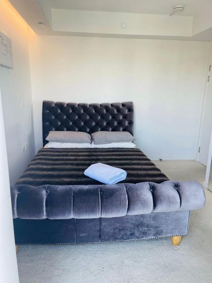 Off 13 Apartment London
