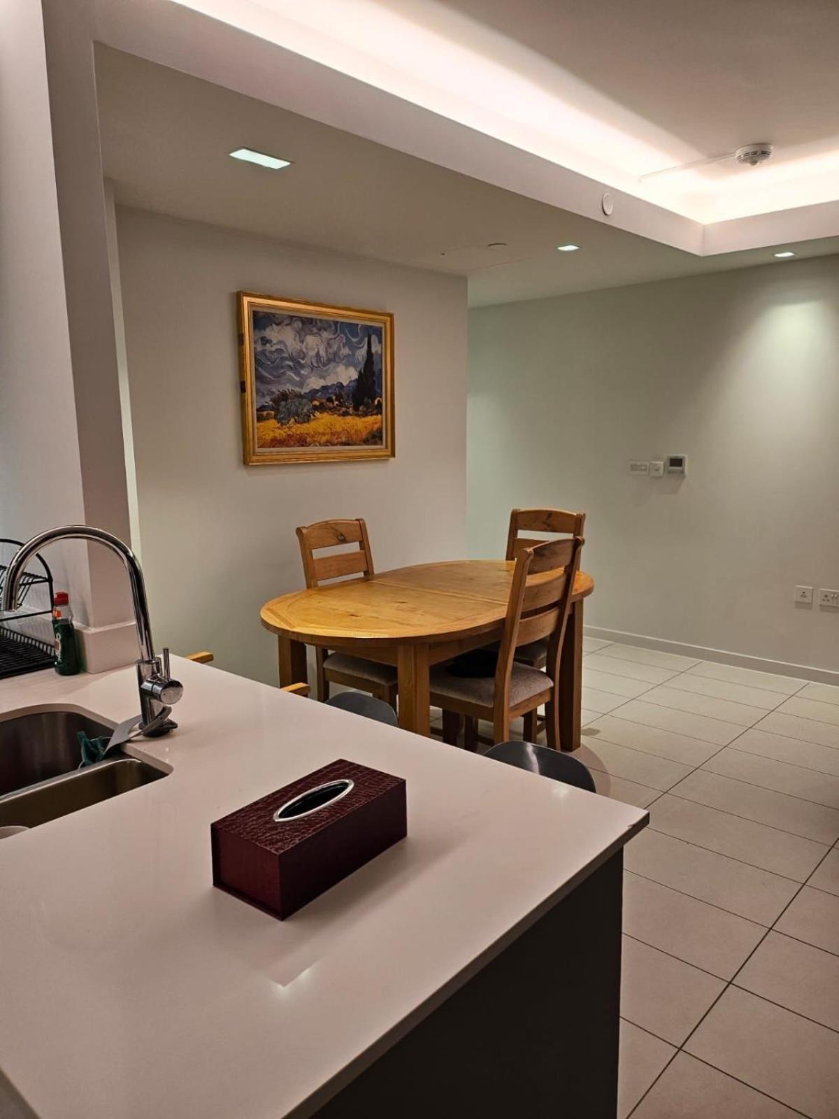 Apartment Off 13